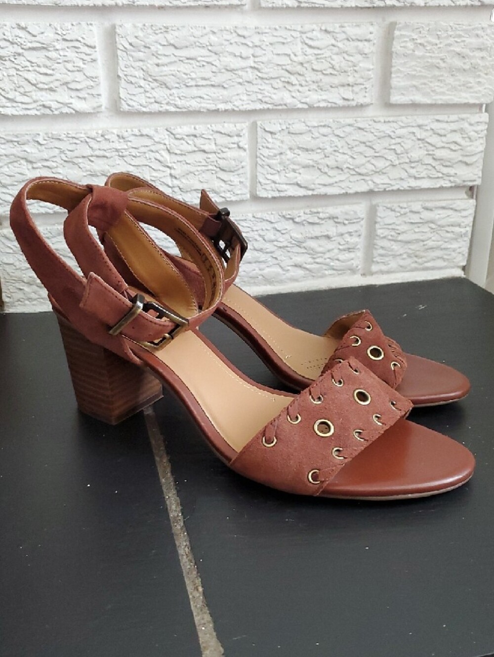 Clarks Brown Suede Block Heel Sandals with Grommet Detail Sz 7.5 Feminine Summer
